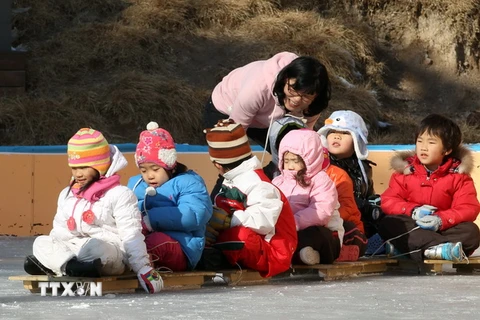 Trẻ em Hàn Quốc trượt tuyết tại công viên ở Seoul. (Nguồn: AFP/TTXVN)