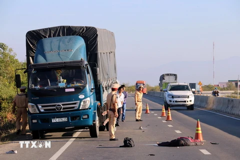 Hiện trường vụ tai nạn đang được lực lượng chức năng huyện Thuận Nam xử lý. (Ảnh: Công Thử/TTXVN)