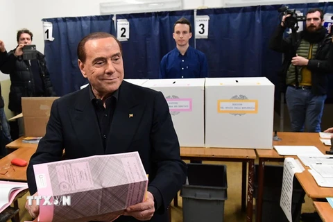 Cựu Thủ tướng Italy Silvio Berlusconi bỏ phiếu tại điểm bầu cử ở Milan. (Nguồn: AFP/TTXVN)