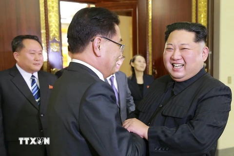 Nhà lãnh đạo Triều Tiên Kim Jong-un (phải) trong cuộc gặp với đoàn đặc phái viên Tổng thống Hàn Quốc Moon Jae-in tại Bình Nhưỡng. (Nguồn: Yonhap/TTXVN)