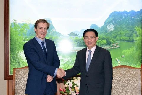 Phó Thủ tướng Vương Đình Huệ tiếp ông Justin Wood, Giám đốc Diễn đàn Kinh tế Thế giới khu vực châu Á-Thái Bình Dương. (Nguồn: baochinhphu.vn)