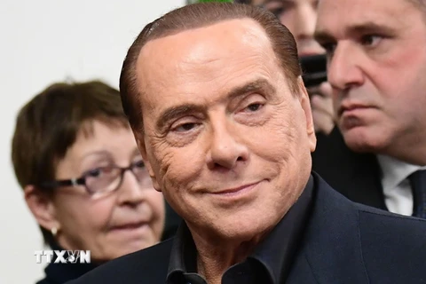 Cựu Thủ tướng Italy Silvio Berlusconi tại điểm bầu cử ở Milan. (Nguồn: AFP/TTXVN)