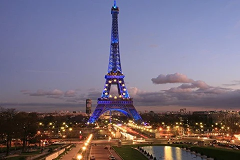 Pháp thắp sáng tháp Eiffel với thông điệp tôn vinh nữ quyền