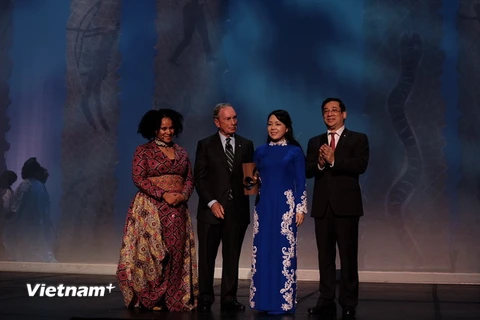 Bộ trưởng Y tế Nguyễn Thị Kim Tiến nhận giải thưởng từ Quỹ Từ thiện Bloomberg. (Ảnh: Phi Hùng/Vietnam+)