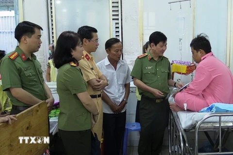 Thứ trưởng Nguyễn Văn Sơn thăm hỏi chiến sỹ bị thương đang điều trị tại Bệnh viện Chợ Rẫy. (Ảnh: Nguyễn Văn Việt/TTXVN)