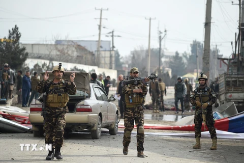 Lực lượng an ninh Afghanistan điều tra tại hiện trường vụ đánh bom ở Kabul. (Nguồn: AFP/TTXVN)