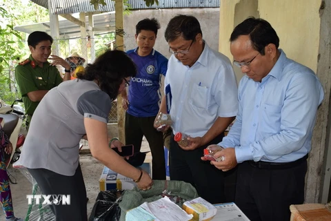 Lực lượng chức năng kiểm tra số thuốc đông dược tại nhà bà Lê Kim Hoa. (Ảnh: Thanh Sang/TTXVN)