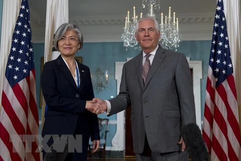 Ngoại trưởng Mỹ Rex Tillerson (phải) và Ngoại trưởng Hàn Quốc Kang Kyung-wha trong cuộc gặp tại Washington DC., Mỹ t​háng 6/2017. (Nguồn: AFP/TTXVN)
