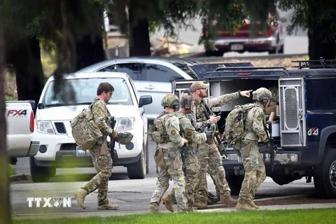 Cảnh sát Mỹ làm nhiệm vụ tại hiện trường vụ nổ súng bắt giữ con tin ở Yountville. (Nguồn: AP/ TTXVN)