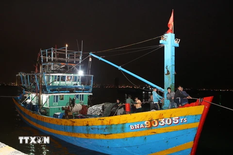 Tàu cá ĐNa 90305TS và các ngư dân bị nạn được đưa về cập bờ tại Đà Nẵng. (Ảnh: Trần Lê Lâm/TTXVN)