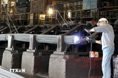 Kiểm tra chất lượng thép thành phẩm tại Nhà máy cán thép Thái Nguyên. (Ảnh: Hoàng Nguyên/TTXVN)