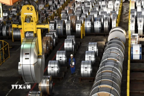 Công nhân làm việc tại nhà máy sản xuất thép tại Salzgitter, Đức. (Nguồn: AFP/TTXVN)