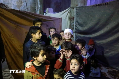 Trẻ em tại một trại tị nạn tạm thời ở Đông Ghouta, Syria. (Nguồn: AFP/TTXVN)