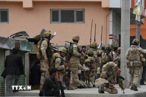 Nhân viên an ninh Afghanistan phong tỏa hiện trường một vụ tấn công. (Nguồn: AFP/TTXVN)