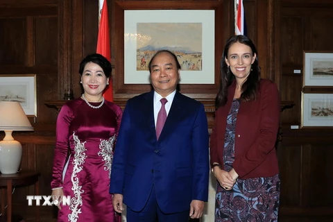 Thủ tướng New Zealand Jacinda Ardern đón Thủ tướng Nguyễn Xuân Phúc và Phu nhân. (Ảnh: Thống Nhất/TTXVN)