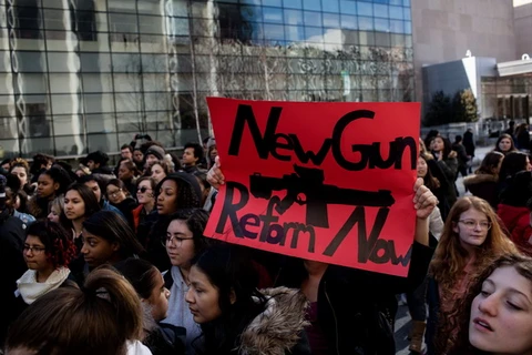 Sinh viên tại Mỹ biểu tình phản đối bạo lực súng đạn trên đường phố Mahattan. (Nguồn: The New York Times)