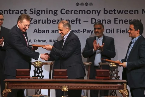 Lễ ký kết giữa Công ty Zarubezhneft và công ty năng lượng Dana của Iran. (Nguồn: AP)