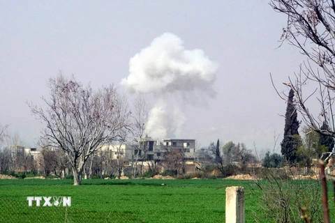 Khói bốc lên sau các cuộc giao tranh gần thị trấn Muhamadiyeh, ngoại ô Damascus, Syria. (Nguồn: THX/TTXVN)