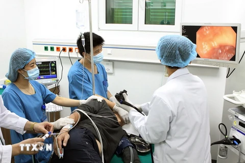 Một ca phẫu thuật nội soi thực hiện tại Trung tâm kỹ thuật cao và tiêu hóa Hà Nội. (Ảnh: Dương Ngọc/TTXVN)