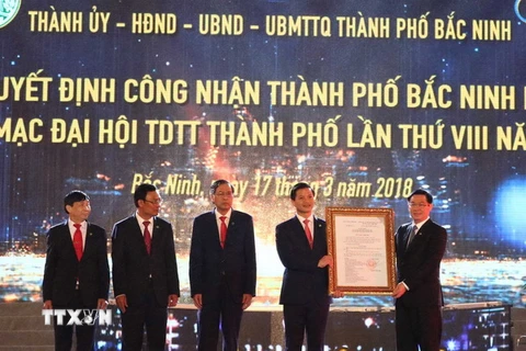 Phó Thủ tướng Vương Đình Huệ (ngoài cùng bên phải) trao Quyết định Công nhận thành phố Bắc Ninh là đô thị loại I cho lãnh đạo thành phố Bắc Ninh. (Ảnh: Thanh Thương/TTXVN)