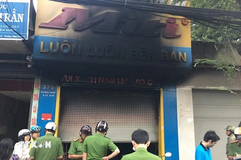 Lực lượng chức năng đã giải cứu kịp thời ba người trong cửa hàng bị cháy. (Ảnh: Thành Chung/TTXVN)