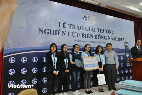 Phó giáo sư-tiến sỹ Nguyễn Vũ Tùng trao giải. (Nguồn: Bộ Ngoại giao)