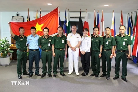 Các học viên Học bổng Thạc sỹ của Quân đội Việt Nam khóa 2017 tại Trung tâm Đào tạo Quốc Phòng Quốc tế Australia, Laverton, Victoria. (Ảnh: TTXVN phát)