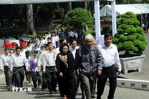 Đông đảo các cơ quan, đơn vị, người dân đến viếng nguyên Thủ tướng Phan Văn Khải. (Ảnh: Mạnh Linh/TTXVN)