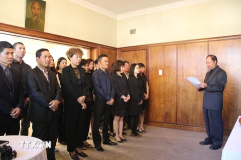 Đại sứ Việt Nam tại Nam Phi Vũ Văn Dũng đọc điếu văn tại lễ tang nguyên Thủ tướng Phan Văn Khải. (Ảnh: Phi Hùng/TTXVN)