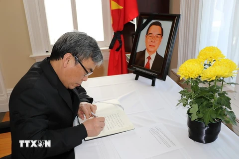 Đại sứ Nguyễn Đức Hòa ghi sổ tang tưởng nhớ nguyên Thủ tướng Phan Văn Khải. (Ảnh: Vũ Quang Thịnh/Canada)