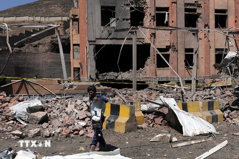 Cảnh đổ nát sau một cuộc không kích tại Sanaa, Yemen. (Nguồn: THX/TTXVN)