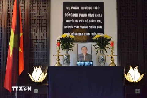 Phái đoàn thường trực Việt Nam bên cạnh Liên hợp quốc (UN), Tổ chức Thương mại Thế giới (WTO) và các tổ chức quốc tế khác tại Geneva (Thụy Sĩ) đã tổ chức lễ viếng nguyên Thủ tướng Phan Văn Khải. (Ảnh: Hoàng Hoa/TTXVN)