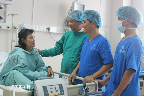 Bệnh nhân Lý Ngọc Tuyết đang được điều trị phục hồi chức năng sau ca mổ tim hở tại Bệnh viện đa khoa Đồng Nai. (Ảnh: Lê Xuân/TTXVN)