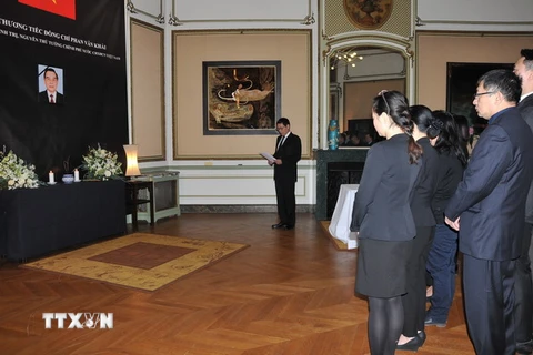 Tập thể cán bộ, nhân viên Đại sứ quán cùng các cơ quan bên cạnh Đại sứ quán tại Vương quốc Bỉ viếng nguyên Thủ tướng Phan Văn Khải. (Ảnh : Kim Chung/TTXVN)