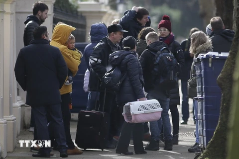 Các nhà ngoại giao Nga và gia đình rời Đại sứ quán Nga ở London, Anh. ((Nguồn: AFP/TTXVN)
