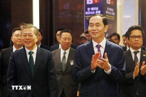 Chủ tịch nước Trần Đại Quang và Tổng thống Hàn Quốc Moon Jae-in đến dự Diễn đàn Doanh nghiệp Việt Nam-Hàn Quốc. (Ảnh: Dương Giang/TTXVN)
