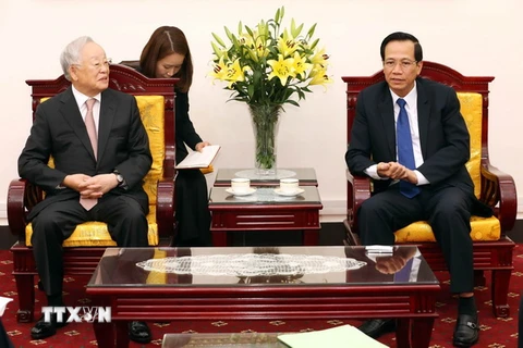Bộ trưởng Bộ Lao động-Thương binh và Xã hội Đào Ngọc Dung tiếp ông Sohn Kyung-Shik, Chủ tịch Liên đoàn giới chủ Hàn Quốc. (Ảnh: Anh Tuấn/TTXVN)