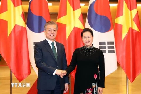 Chủ tịch Quốc hội Nguyễn Thị Kim Ngân hội kiến với Tổng thống Hàn Quốc Moon Jae-in. (Ảnh: Trọng Đức/TTXVN)