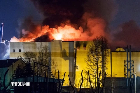 Khói lửa bốc lên trong vụ hỏa hoạn tại Trung tâm thương mại Kemerovo. (Nguồn: TASS/TTXVN)