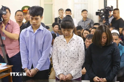 Các bị cáo từ trái qua Hoàng Văn Tuấn, Lê Thị Thì và Nguyễn Diệu Linh tại phiên xét xử. (Ảnh: Doãn Tấn/TTXVN)