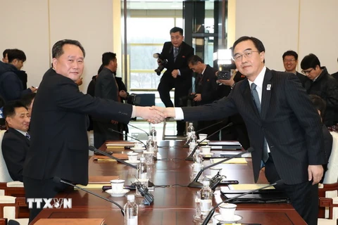 Bộ trưởng Bộ Thống nhất Hàn Quốc Cho Myoung-gyon (phải) và ông Ri Son Gwon (trái), Chủ tịch Ủy ban tái thống nhất hòa bình Triều Tiên. (Nguồn: Yonhap/TTXVN)