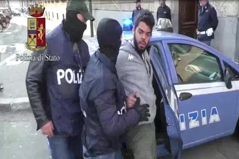Cảnh sát bắt giữ đối tượng Elmahdi Halili. (Nguồn: ANSA)
