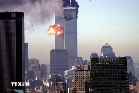 Trung tâm thương mại thế giới bốc cháy trong vụ khủng bố tại New York, Mỹ ngày 11/9/2001. (Nguồn: AFP/TTXVN)