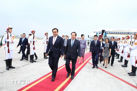 Lễ đón Thủ tướng Thái Lan Prayuth Chan-ocha tại sân bay Quốc tế Nội Bài. (Ảnh: TTXVN)