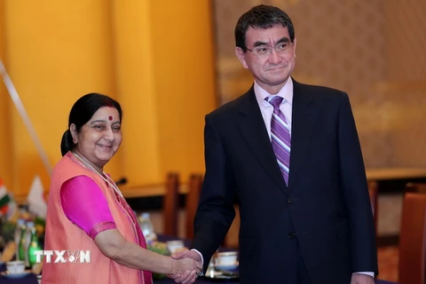 Ngoại trưởng Nhật Bản Taro Kono (phải) và Ngoại trưởng Ấn Độ Sushma Swaraj trong cuộc gặp tại Tokyo. (Nguồn: AFP/TTXVN)