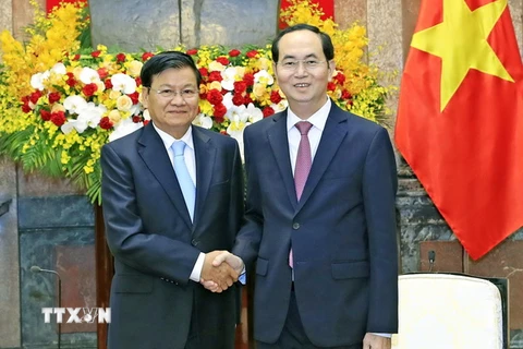 Chủ tịch nước Trần Đại Quang tiếp Thủ tướng Lào Thongloun Sisoulith. (Ảnh: Nhan Sáng/TTXVN)