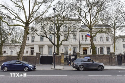 Quang cảnh bên ngoài tòa nhà Đại sứ quán Nga tại London (Anh). (Nguồn: THX/ TTXVN)