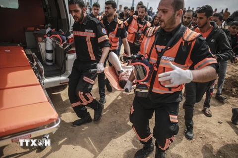 Chuyển người Palestine bị thương trong xung đột ở Dải Gaza ngày 30/3. (Nguồn: THX/TTXVN)