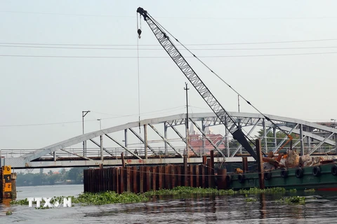 Thi công mới cầu sắt Bình Lợi để nâng tĩnh không thông thuyền của cầu hiện nay từ 1,5m lên 7m. (Ảnh: Huy Hùng/TTXVN)