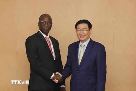 Phó Thủ tướng Vương Đình Huệ tiếp ông Ousmane Dione Giám đốc Quốc gia Ngân hàng Thế giới tại Việt Nam. (Ảnh: Phương Hoa/TTXVN)